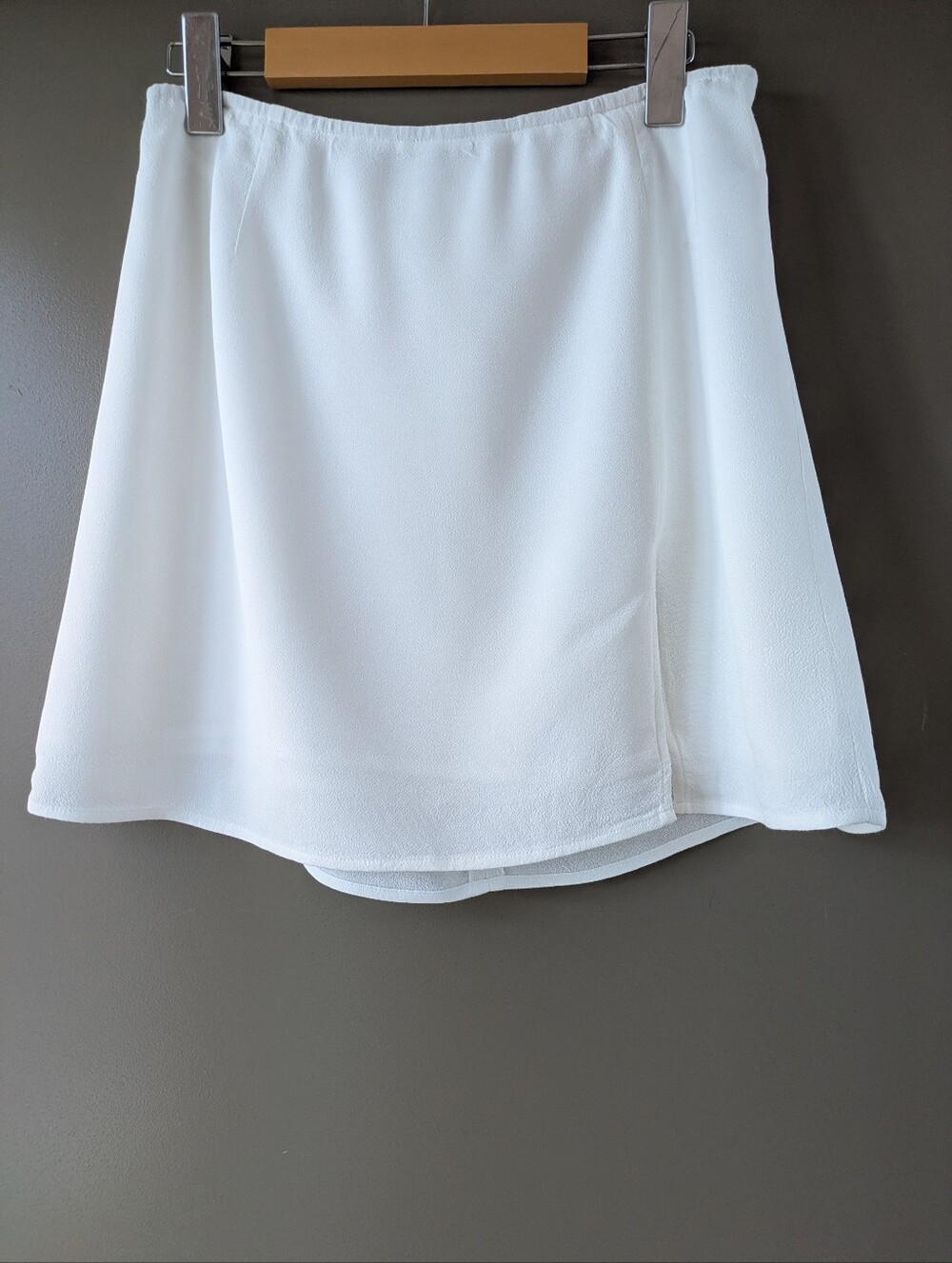 Aritzia Sunday Best Tatiana White Crepe Mini Slit Skirt - Size 8 Clean Girl